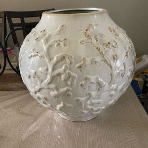 Decorative floral vase in perfect condition.